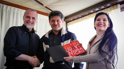Il Presidente Massimo Cozzi e il Vicepresidente Tania Bianchi consegnano una copia della pubblicazione "I Tavoli di Lavoro" di ANIMA ETICA al Presidente di Round Table Bologna Viero Negri